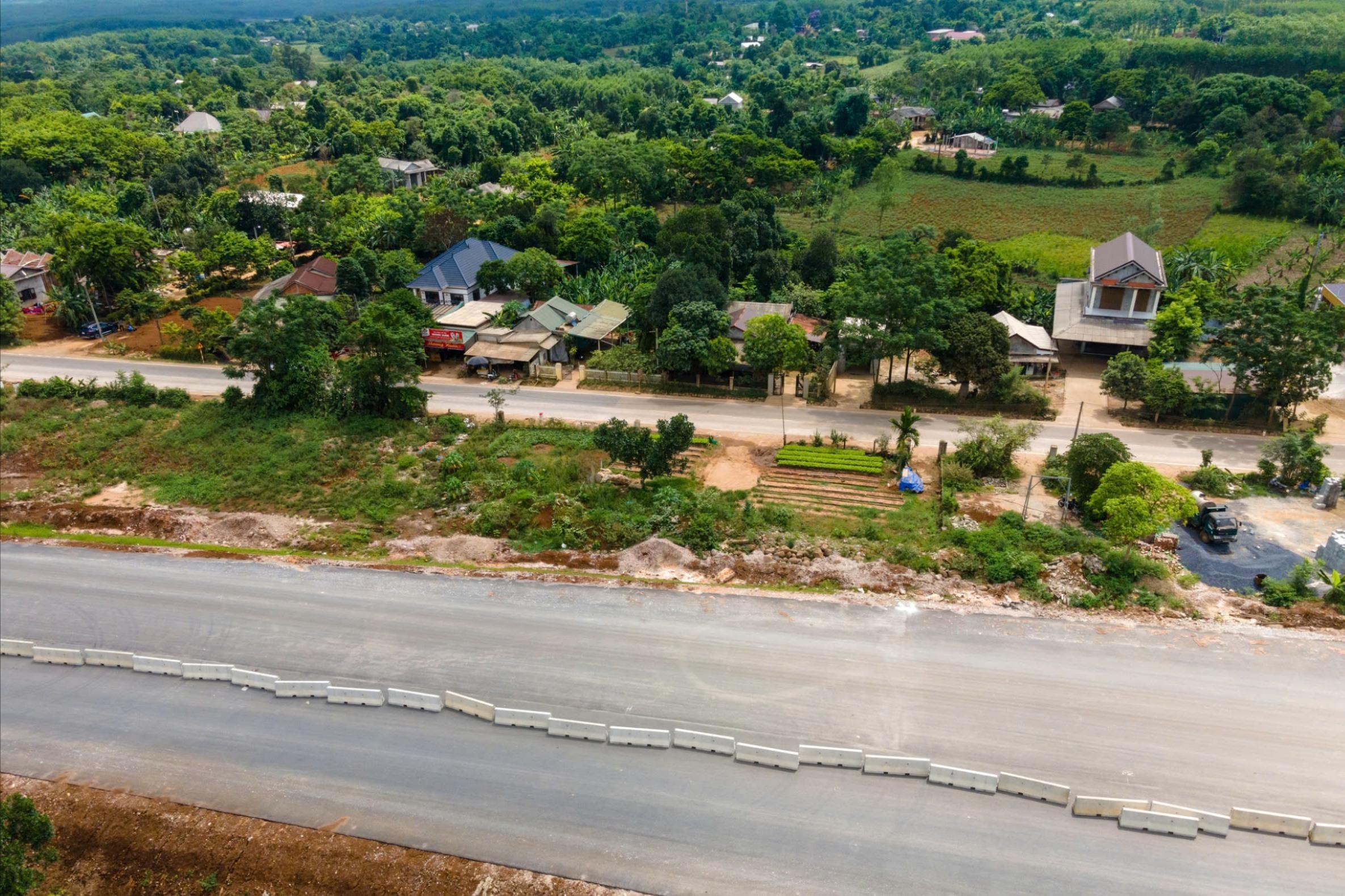 Tại khu vực thôn Bến Hà, xã Linh Trường, huyện Gio Linh tỉnh Quảng Trị hiện có nhiều nhà dân, hàng quán bị nứt, gãy nghi ngờ do thi công đường cao tốc Bắc- Nam