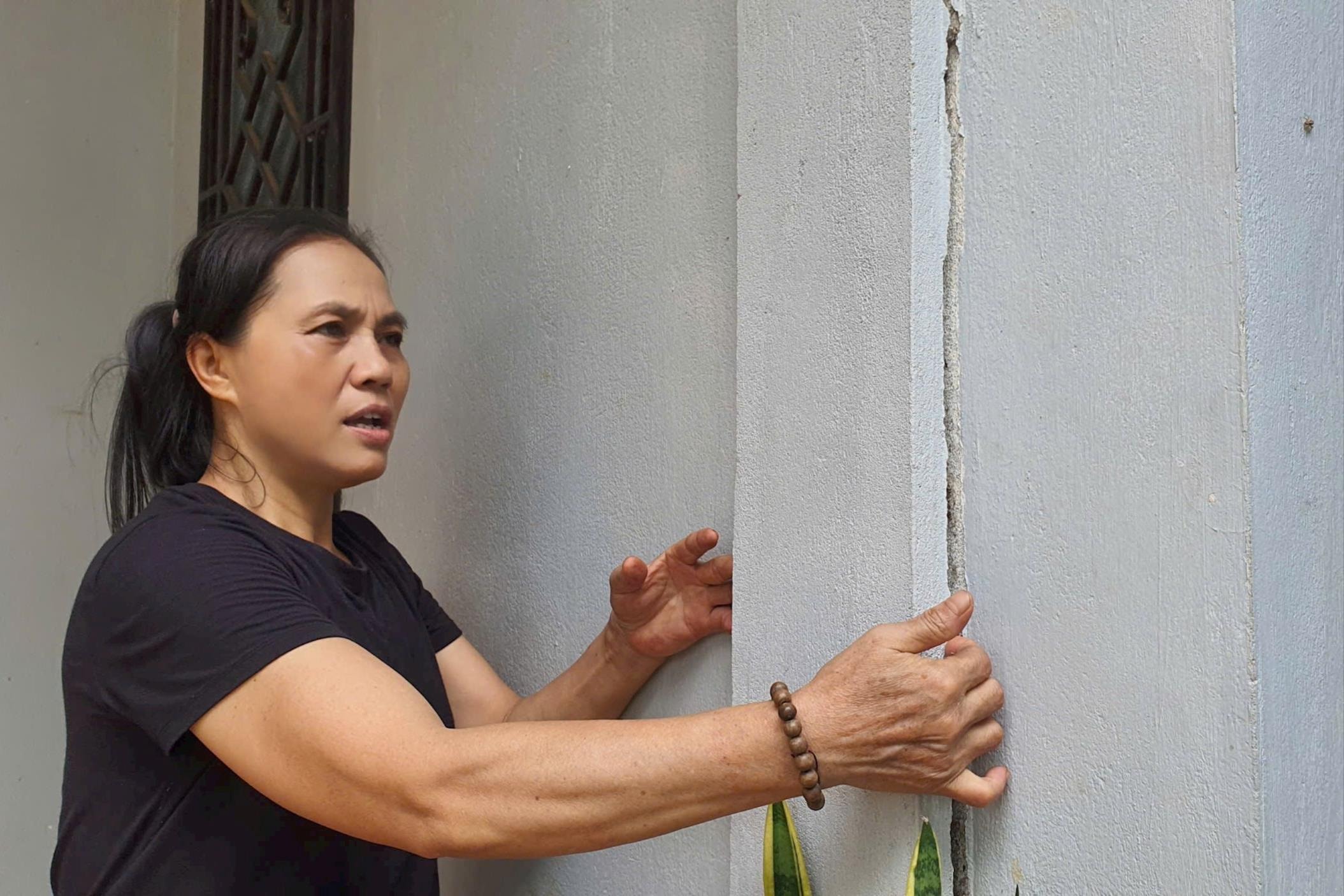 Cứ sau mỗi đợt rùng, đầm, lu đường của đơn vị thi công đường cao tốc đoạn đi qua thôn Bến Hà, xã Linh Trường, huyện Gio Linh, nhà của bà Loan xuất hiện nhiều vết nứt, bong tróc tường nhà ngày càng nhiều.