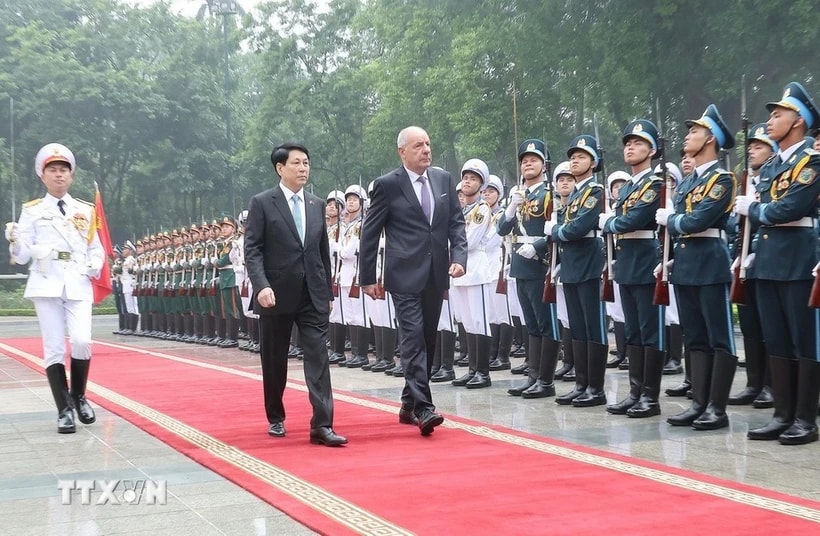 President Luong Cuong and Hungarian President Sulyok Tamas review guard of honour of Vietnam People’s Army. (Photo: VNA)
