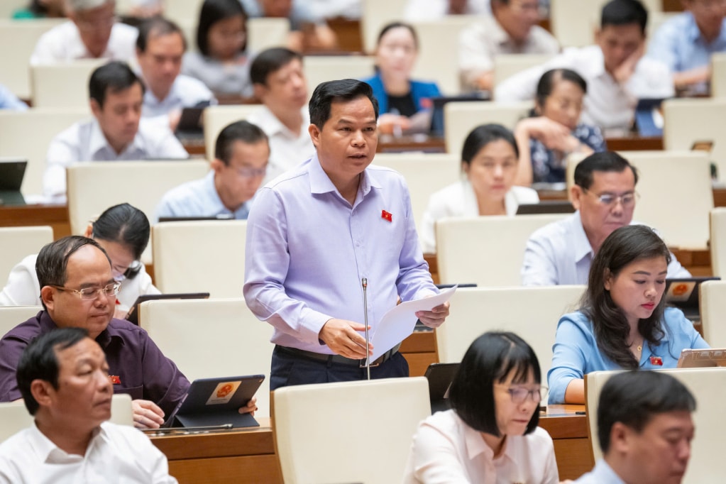 Ảnh 1- Đại biểu Quốc hội Bế Minh Đức (Cao Bằng) phát biểu thảo luận tại hội trường góp ý Dự thảo Luật Việc làm (sửa đổi). Ảnh bcb (2)