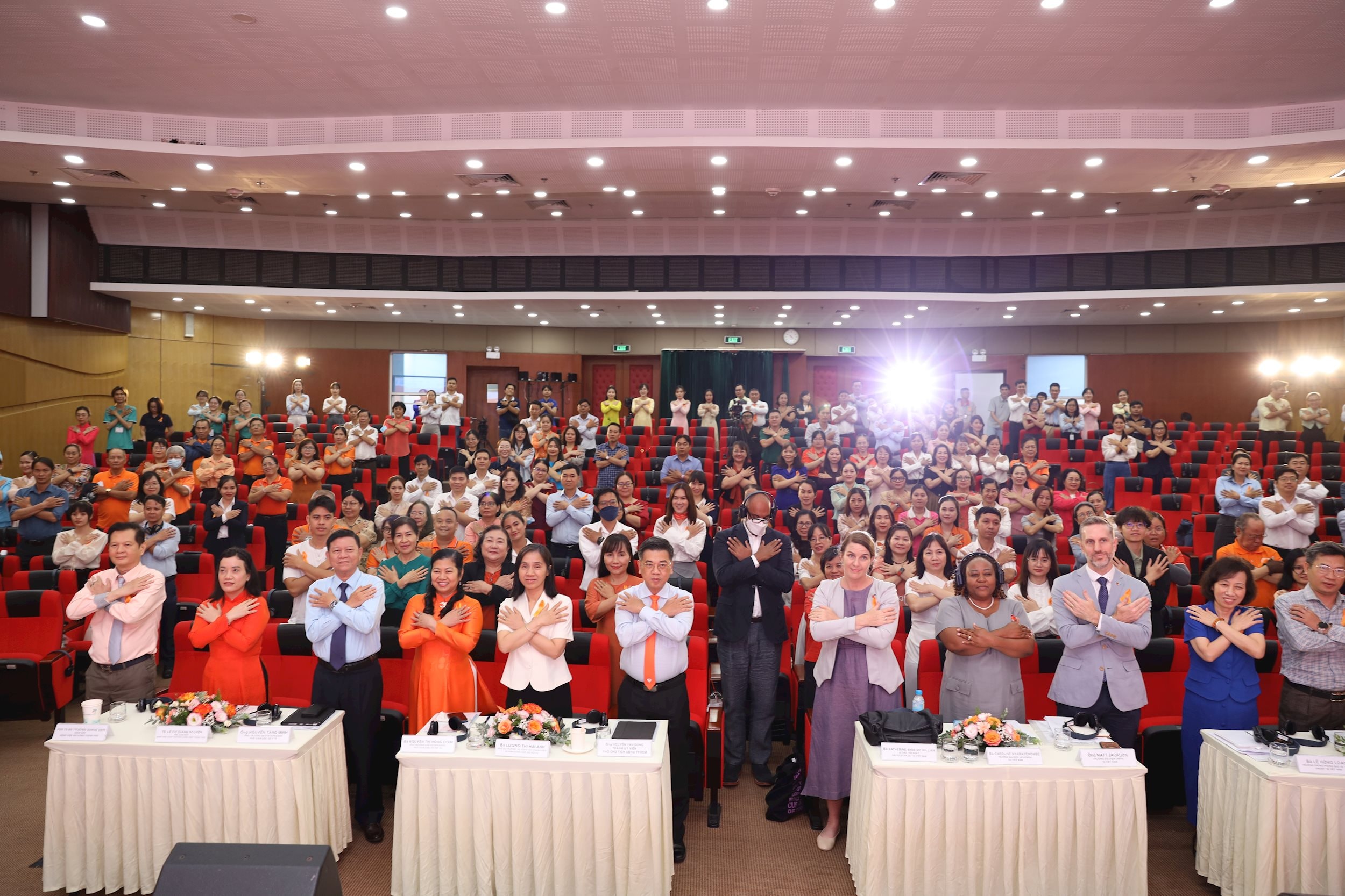 Dai bieu the hien cam ket