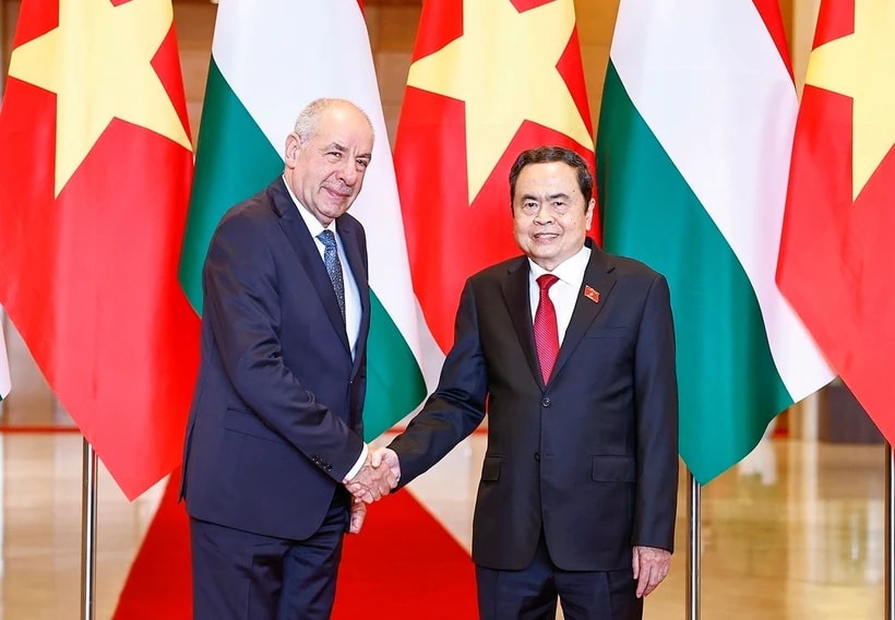 National Assembly Chairman Tran Thanh Man (R) and visiting Hungarian President Sulyok Tamas at their meeting on May 28 afternoon. (Photo: VNA)