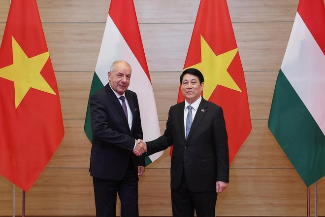 Vietnamese President Luong Cuong (R) welcomes Hungarian President Sulyok Tamas at the banquet. (Photo: VNA) pre.jpg