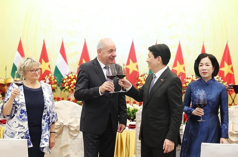 Vietnamese President Luong Cuong, his Hungarian counterpart Sulyok Tamas, and their spouses toast at the State banquet in Hanoi on May 28. (Photo: VNA)