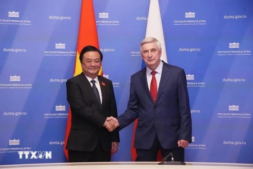 NA Vice Chairman Le Minh Hoan (L) and First Vice Chairman of the State Duma of Russia Ivan Melnikov (Photo: VNA)