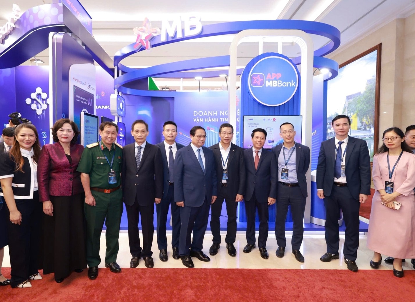 Đại diện MB vinh dự đón Thủ tướng chính phủ và Thống đốc Ngân hàng nhà nước.