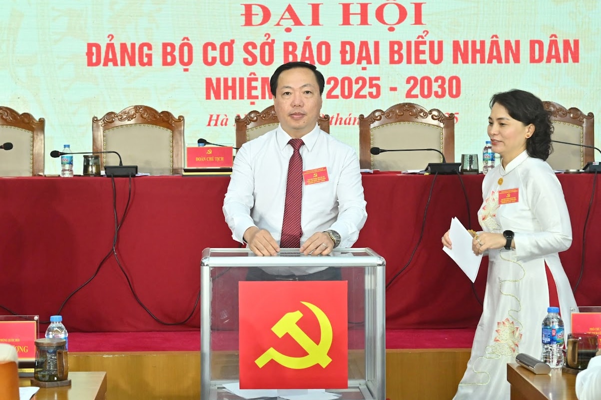Các đại biểu bỏ phiếu. Ảnh: Quang Khánh