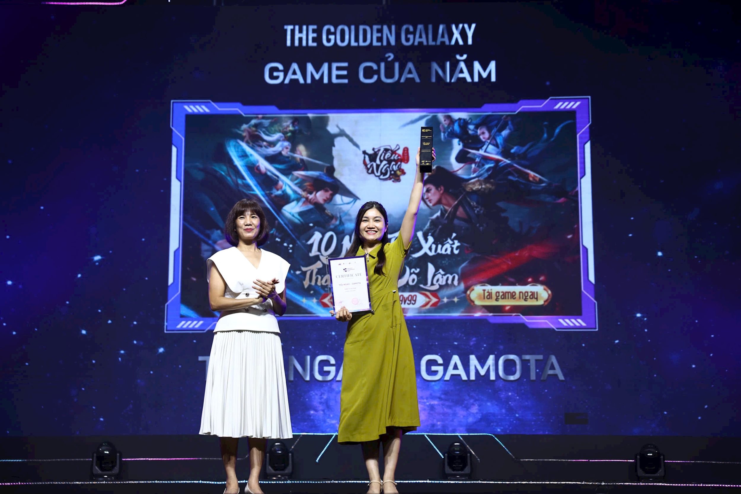 Bà Vũ Thị Trang - CEO Gamota nhận giải thưởng Game của Năm