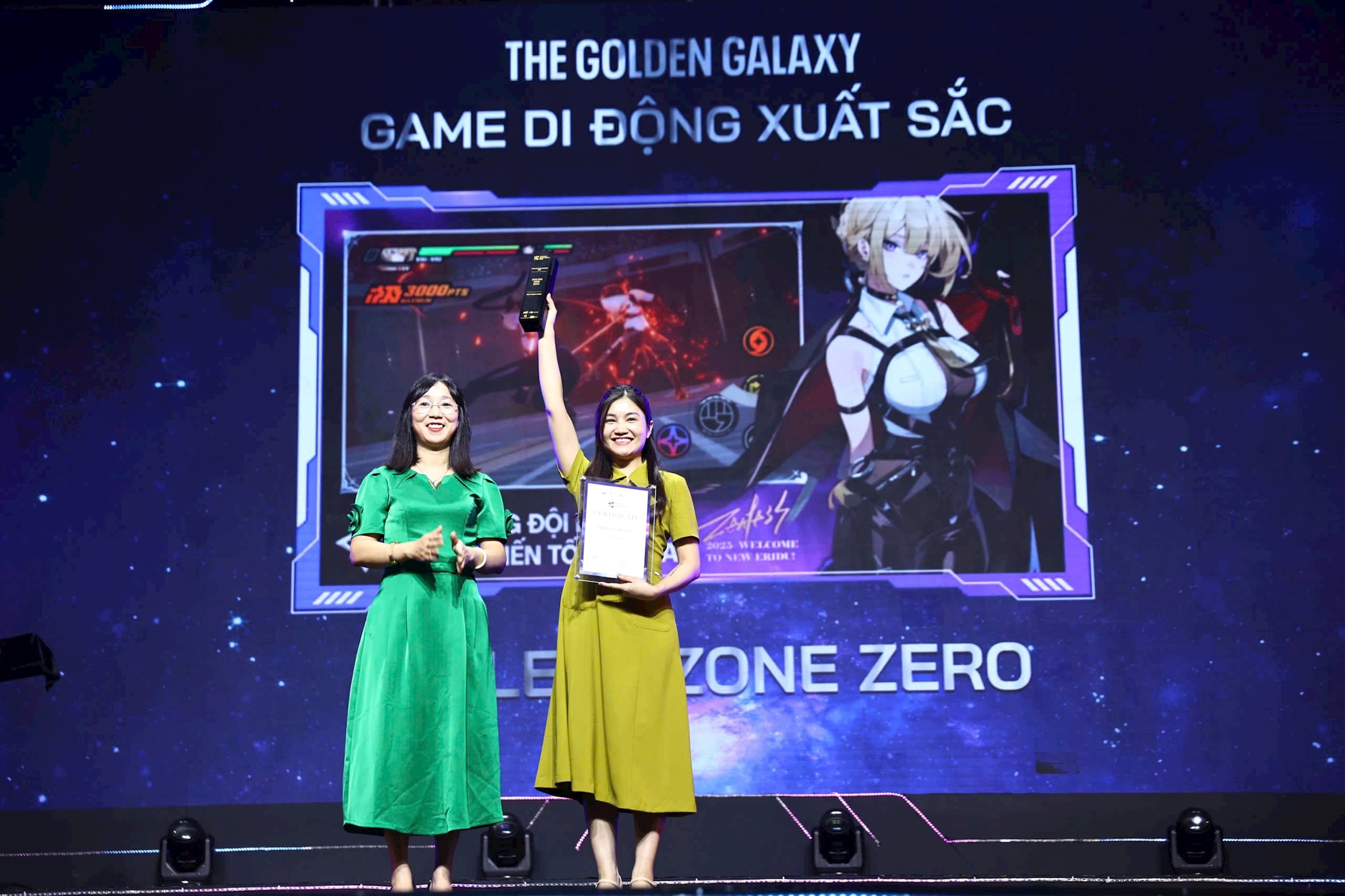 Bà Vũ Thị Trang - CEO Gamota nhận giải thưởng Game di động xuất sắc
