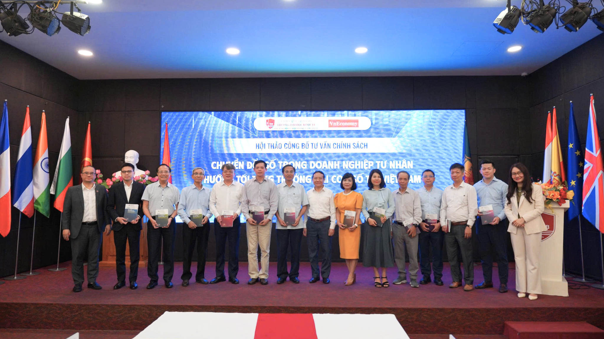 Ban Lãnh đạo trao tặng Ấn phẩm cho các tác giả và khách mời