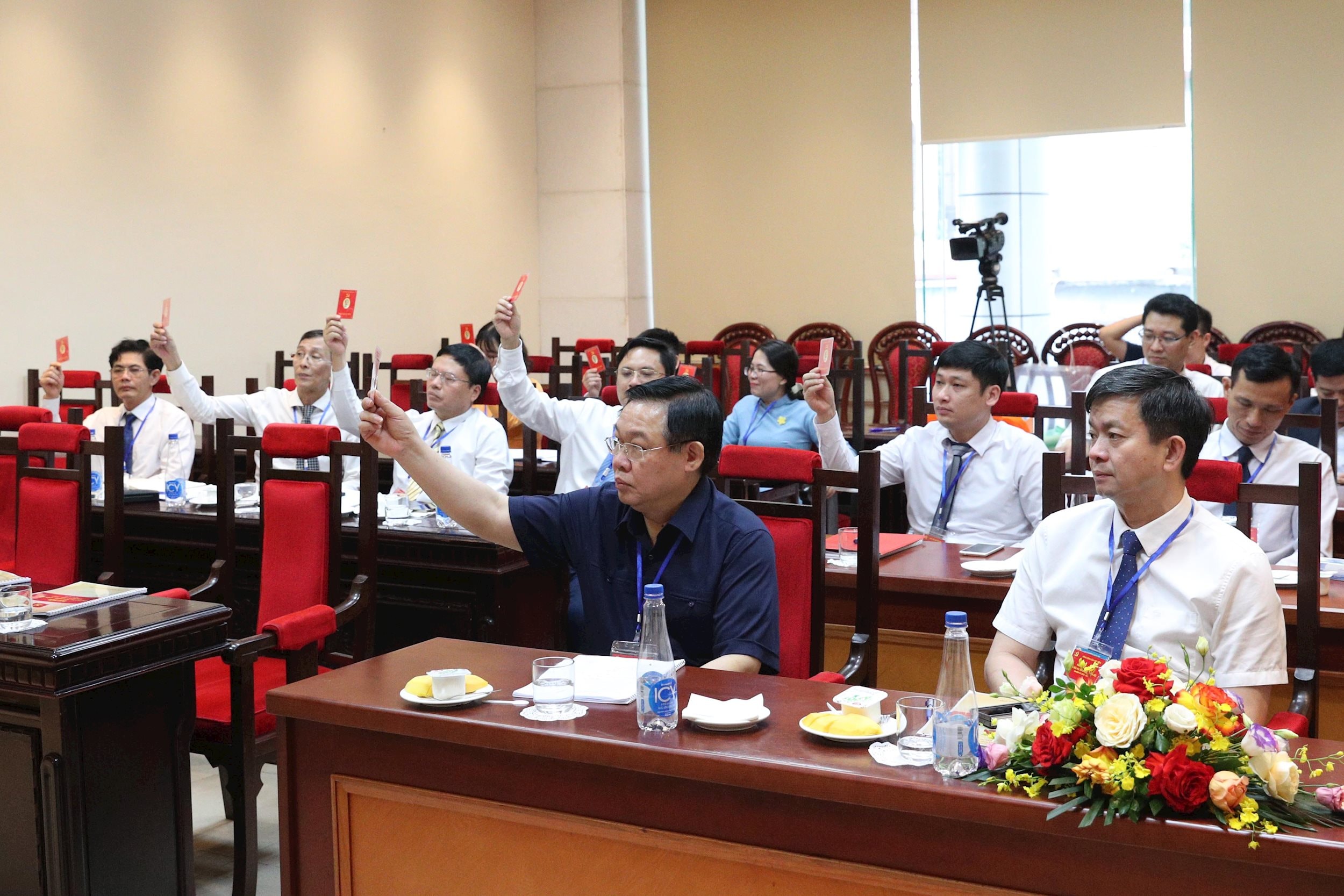 Các đại biểu biểu quyết