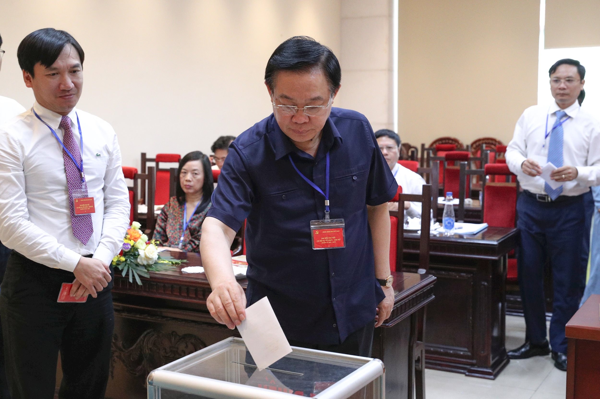 Các đại biểu bỏ phiếu bầu tại Đại hội 1