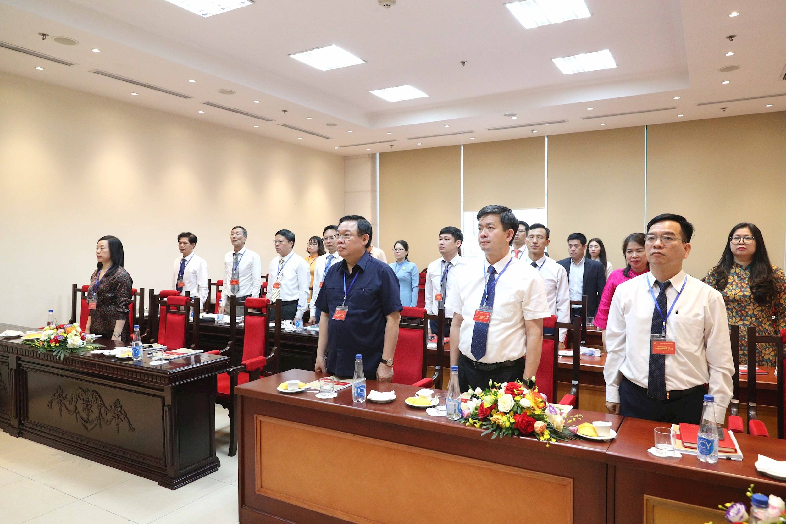 Các đại biểu thực hiện nghi thức chào cờ