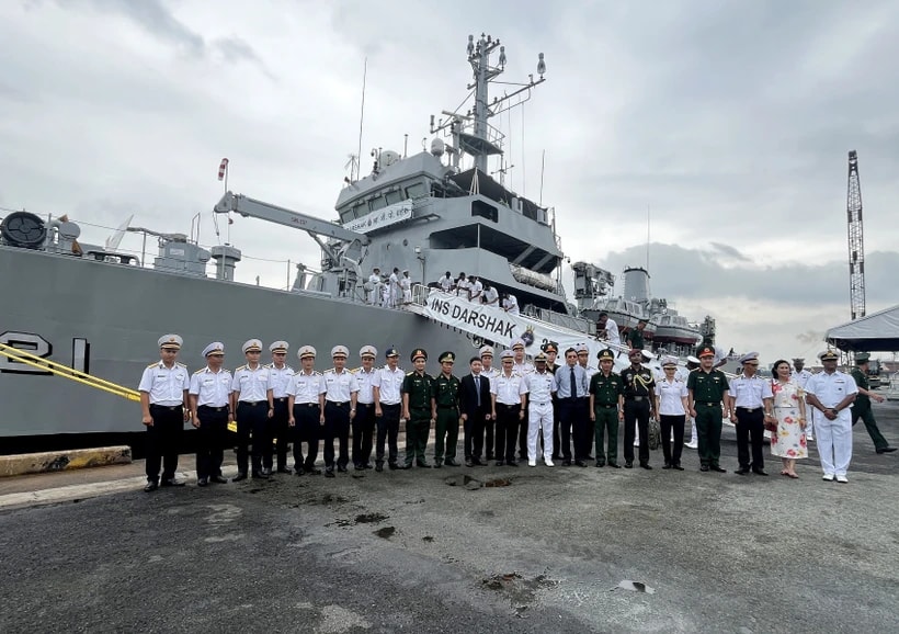 Crew members of the Indian Navy's ship INS Darshak and representatives of the High Command of the Vietnam People's Navy, the HCM City Department of External Relations, and the Vietnamese Ministry of National Defence pose for a group photo. (Photo: VNA)