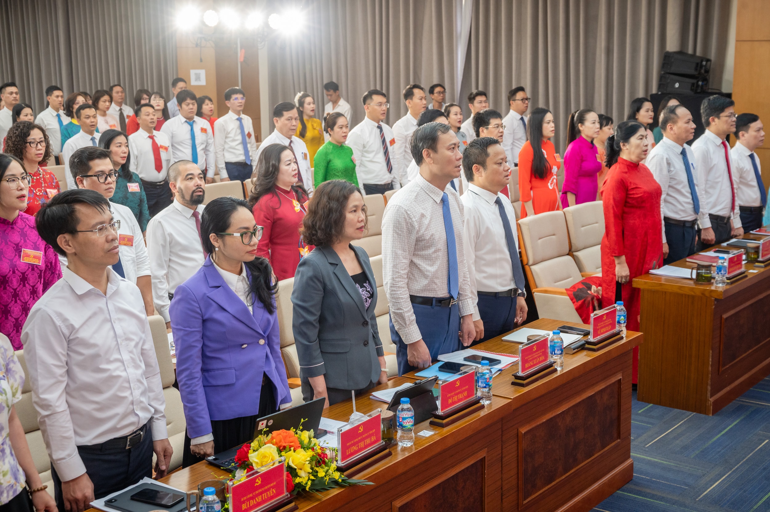 Các đại biểu thực hiện nghi lễ chào cờ. Ảnh: Phạm Thắng