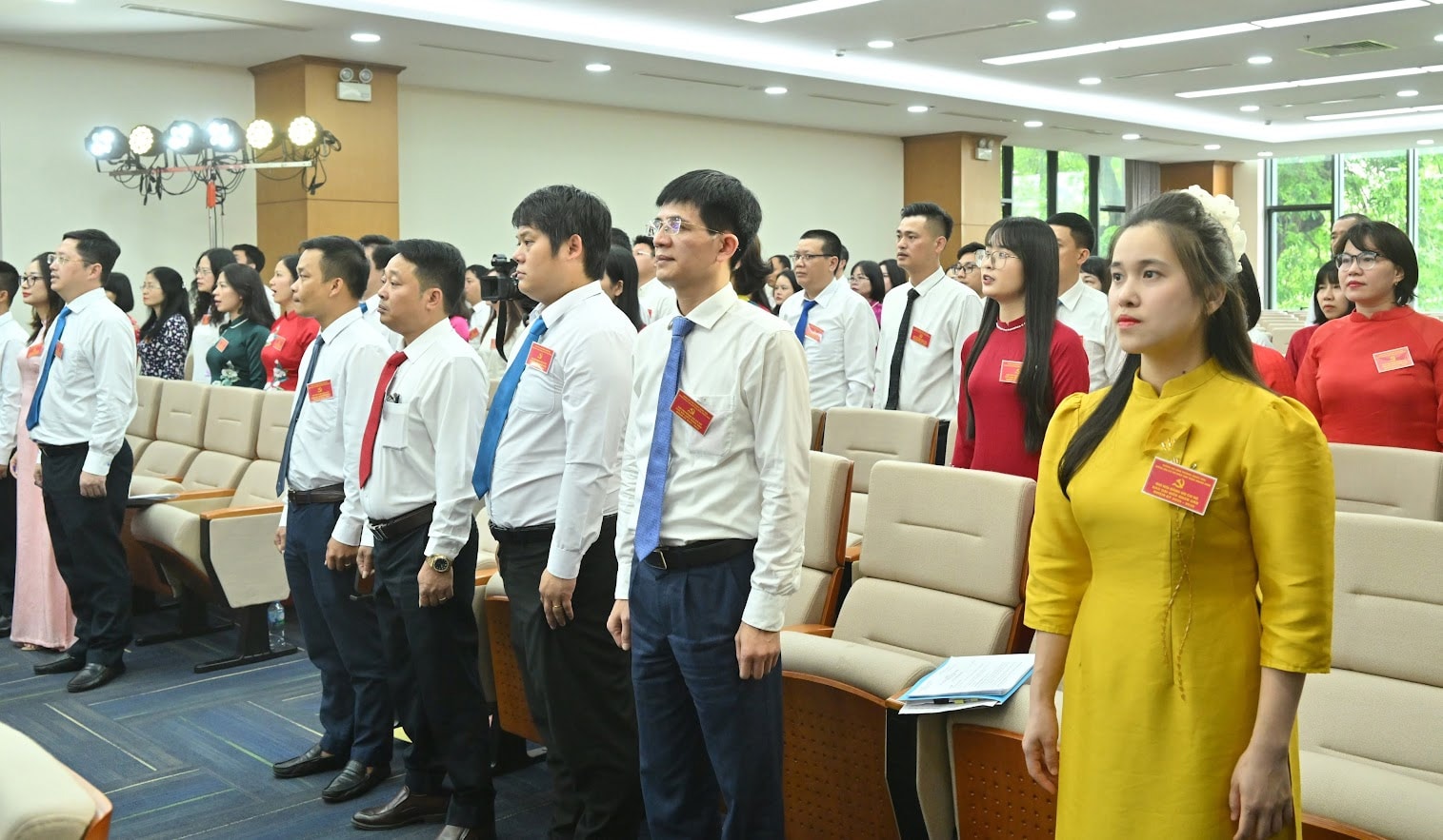 Các đại biểu thực hiện nghi lễ chào cờ. Ảnh: Quang Khánh