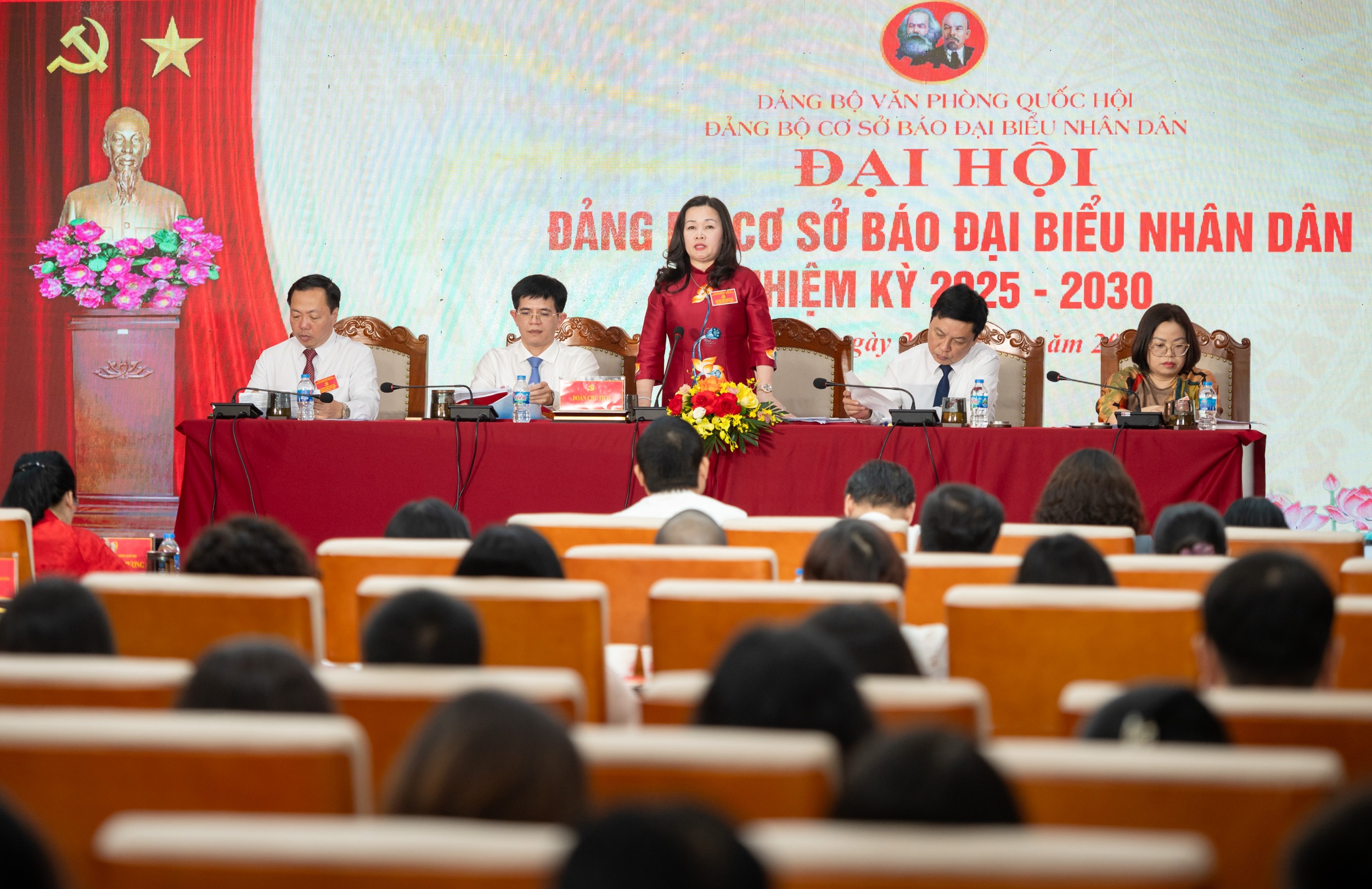 Bí thư Đảng ủy, Tổng biên tập Báo Đại biểu nhân dân Phạm Thị Thanh Huyền điều hành Đại hội. Ảnh: Phạm Thắng