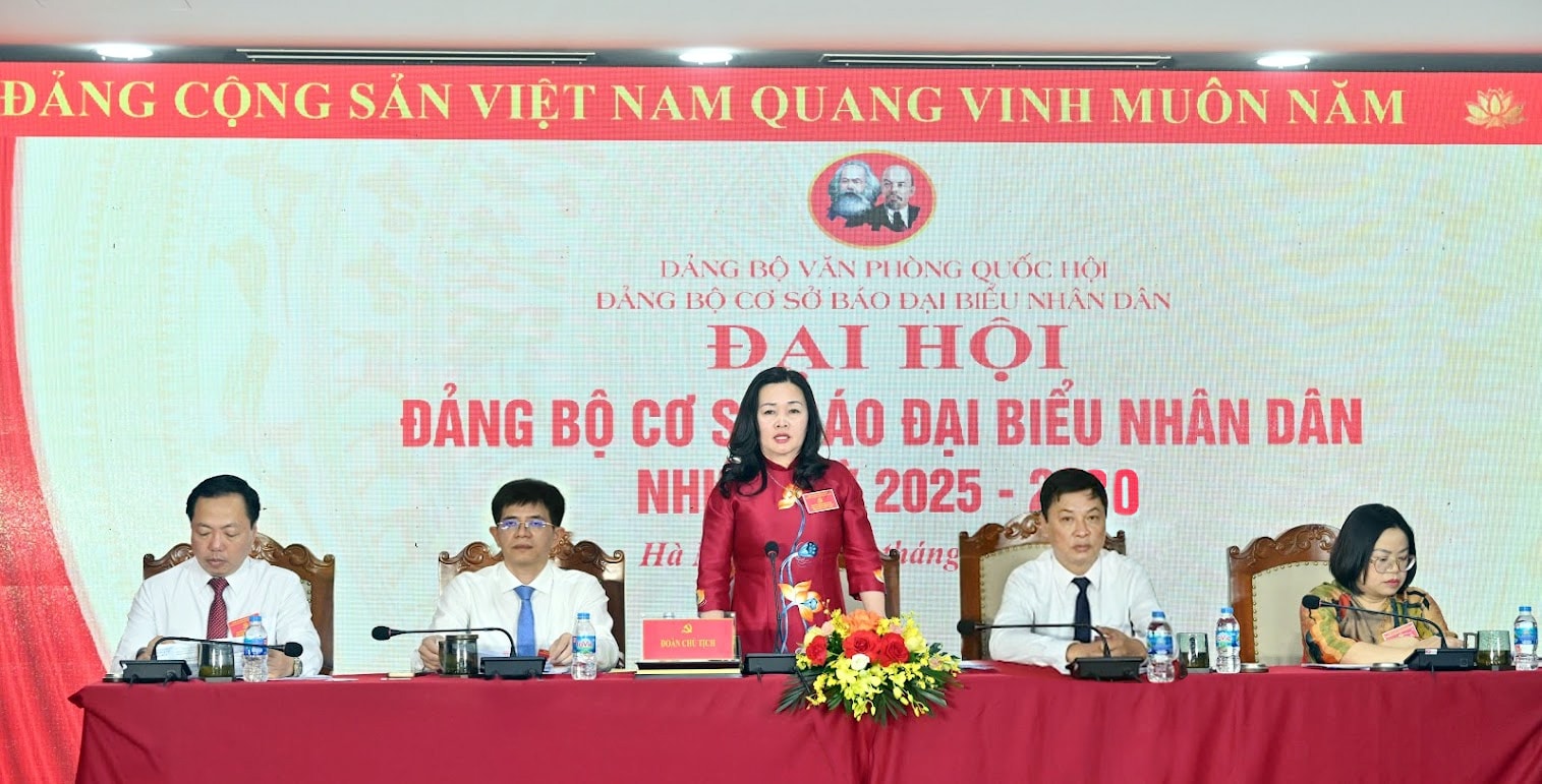 Bí thư Đảng ủy, Tổng biên tập Báo Đại biểu nhân dân Phạm Thị Thanh Huyền điều hành Đại hội. Ảnh: Quang Khánh