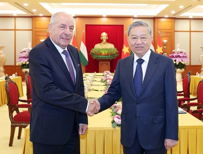 Party General Secretary To Lam (R) receives Hungarian President Sulyok Tamás in Hanoi on May 28. (Photo: VNA)