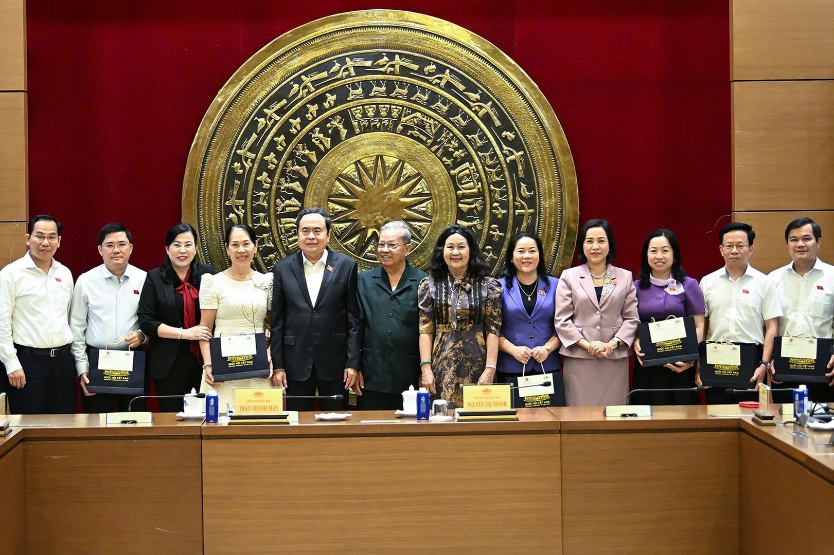 NA Chairman Tran Thanh Man meets with former and incumbent deputies from the Mekong Delta province of Hau Giang on May 29. (Photo: Vu Hieu)