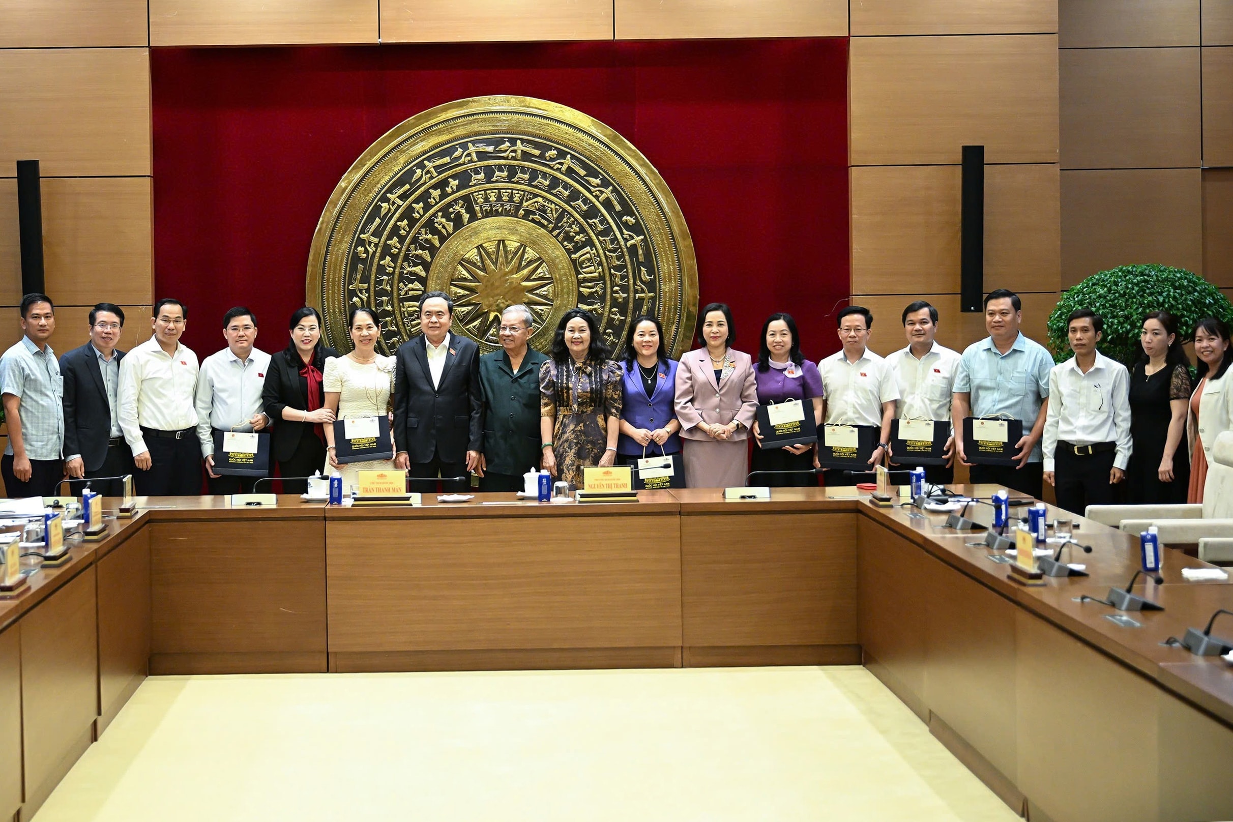 NA Chairman Tran Thanh Man meets with former and incumbent deputies from the Mekong Delta province of Hau Giang on May 29. (Photo: Vu Hieu)