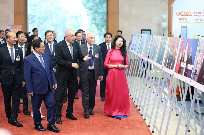 The two leaders visit a photo exhibition on Vietnam - Hungary relations, which is organised by the Vietnam News Agency. (Photo: VNA) exhibition.jpg
