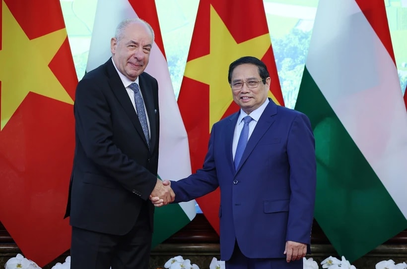 Prime Minister Pham Minh Chinh (R) and visiting Hungarian President Sulyok Tamas at their meeting in Hanoi on May 29. (Photo: VNA)