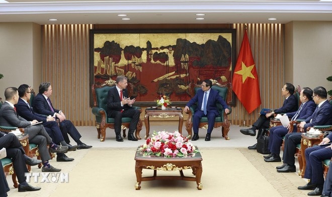 Prime Minister Pham Minh Chinh (R) receives Excelerate Energy President and CEO Steven Kobos in Hanoi on May 29. (Photo: VNA) ee2.jpg