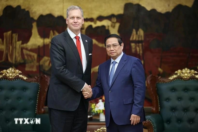Prime Minister Pham Minh Chinh (R) and Excelerate Energy President and CEO Steven Kobos at their meeting in Hanoi on May 29. (Photo: VNA)