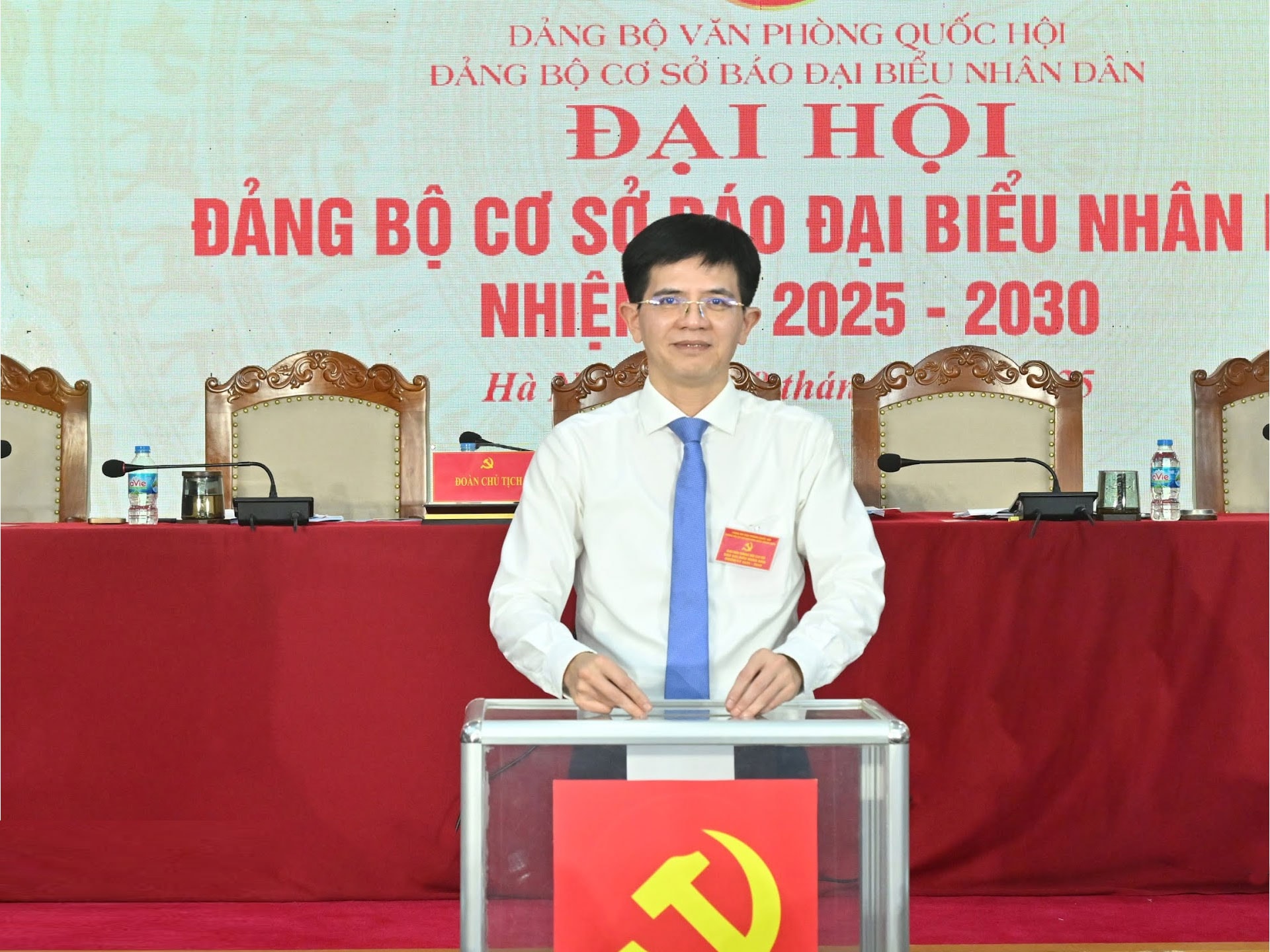 Các đại biểu bỏ phiếu. Ảnh: Quang Khánh