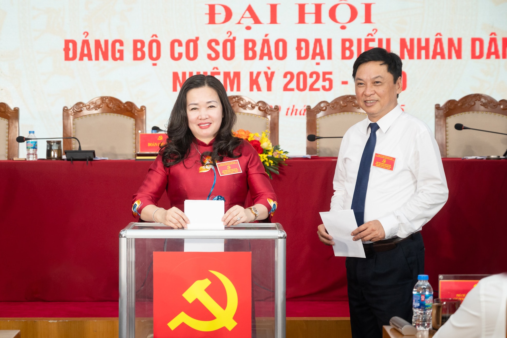 Bí thư Đảng ủy, Tổng Biên tập Báo Đại biểu Nhân dân Phạm Thị Thanh Huyền bỏ phiếu tại Đại hội. Ảnh: Phạm Thắng