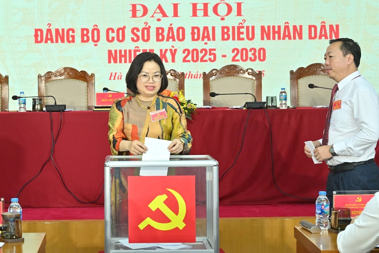 Các đại biểu bỏ phiếu. Ảnh: Quang Khánh