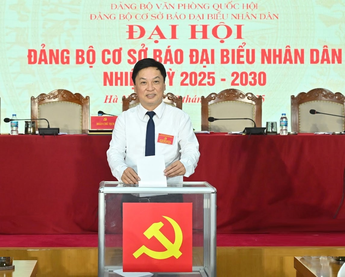 Các đại biểu bỏ phiếu. Ảnh: Quang Khánh