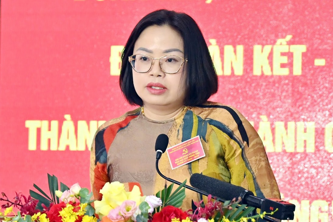 Đảng ủy viên, Bí thư Chi bộ, Trưởng Ban Thời sự - Chính trị Phạm Thị Thanh Tâm trình bày tham luận tại Đại hội. Ảnh: Quang Khánh
