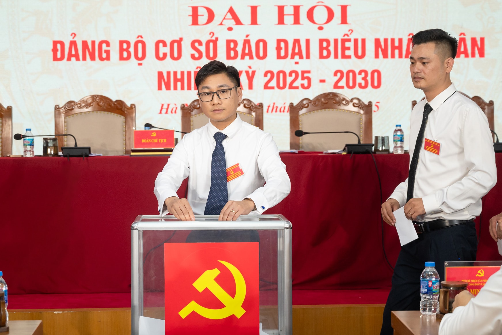 Các đại biểu bỏ phiếu. Ảnh: Phạm Thắng