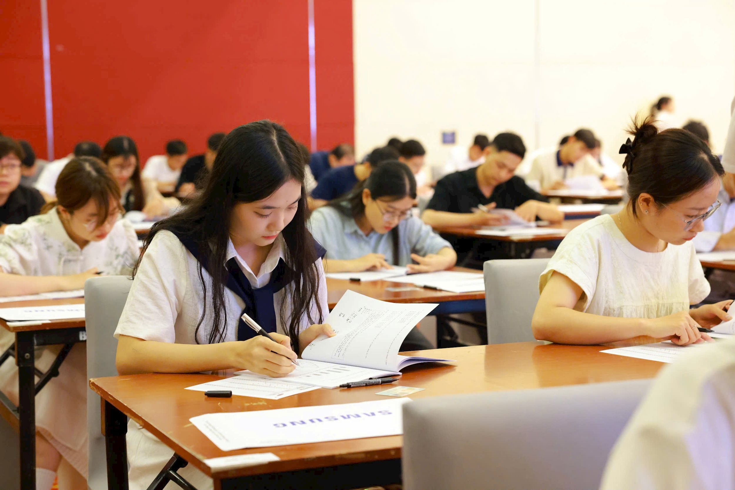 Các ứng viên tập trung hoàn thành bài thi của mình