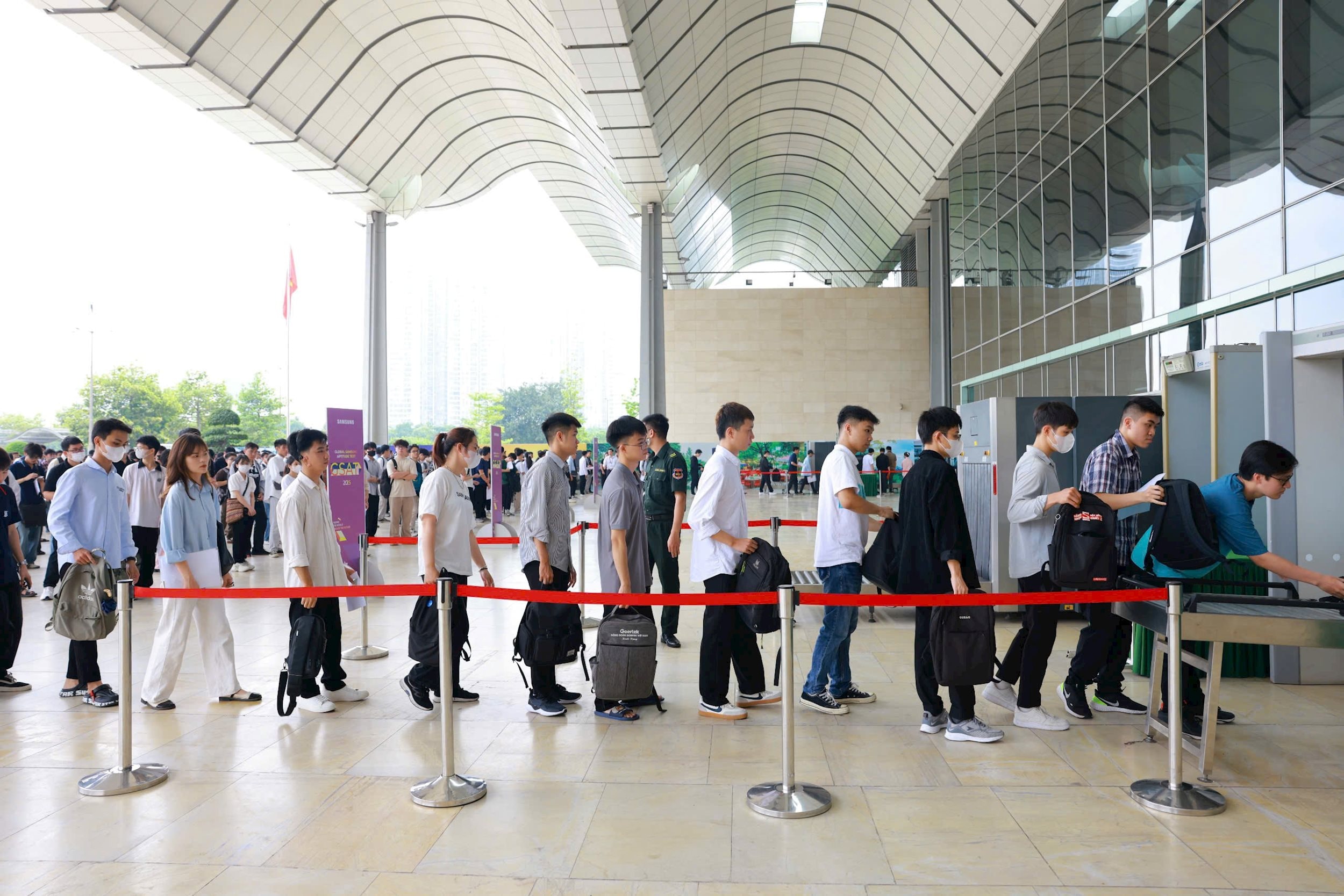 Các ứng viên thực hiện thủ tục an ninh trước khi bước vào khu vực thi