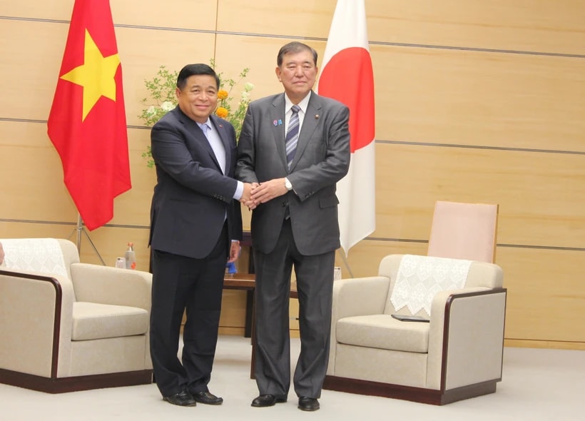 Deputy PM Nguyen Chi Dung (L) and Japanese PM Shigeru Ishiba. (Photo: VNA)