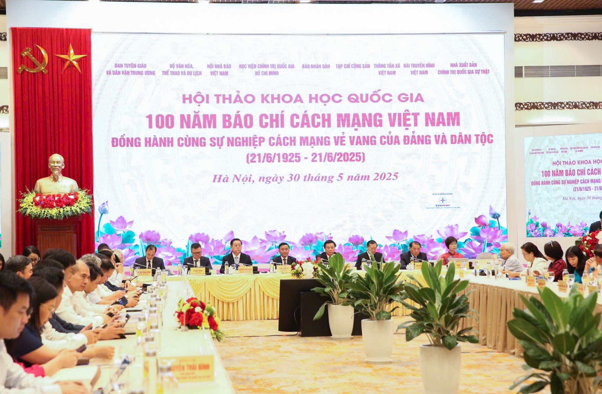 Toàn cảnh
