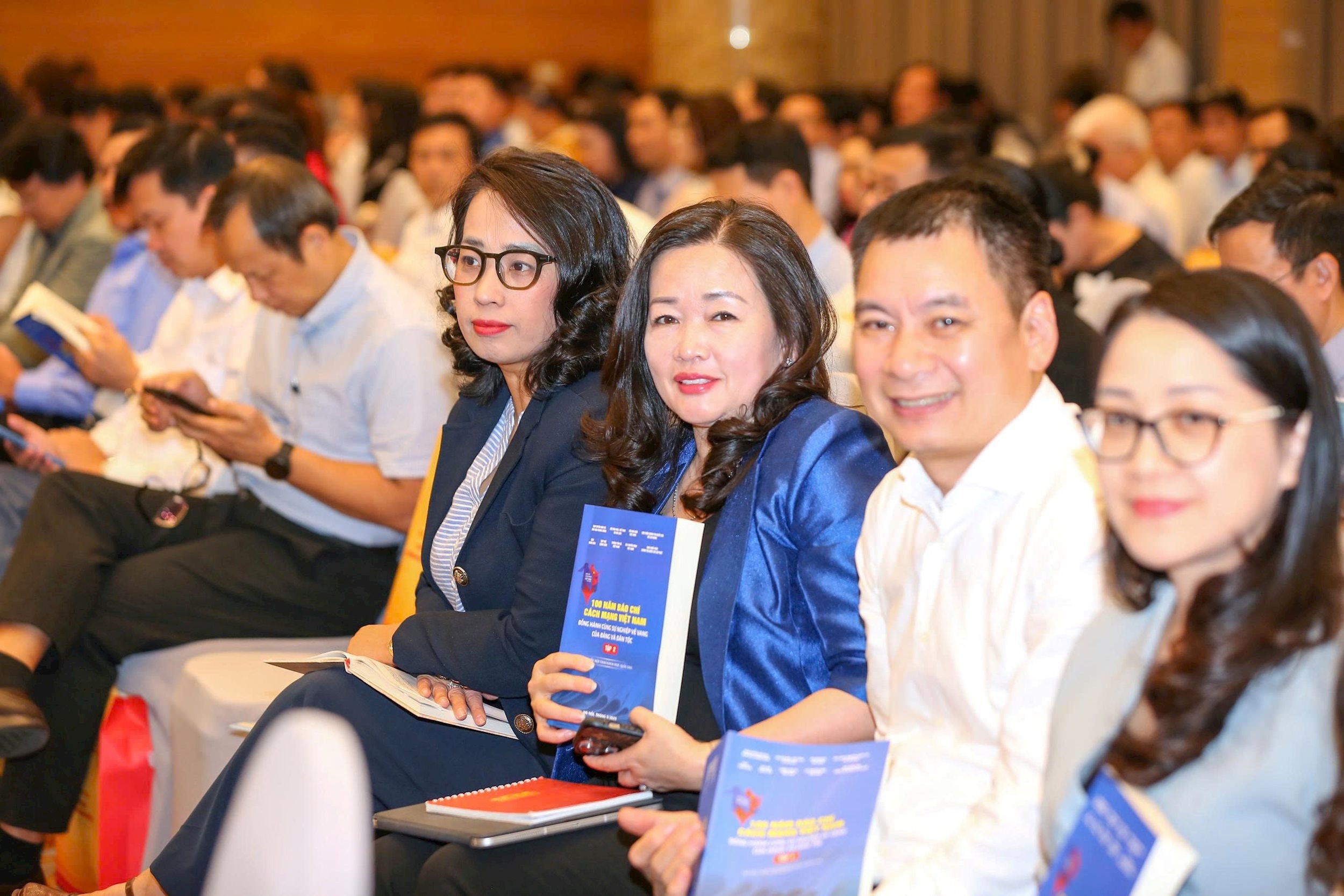 Tổng Biên tập Báo DBND Phạm Thị Thanh Huyền dự 1