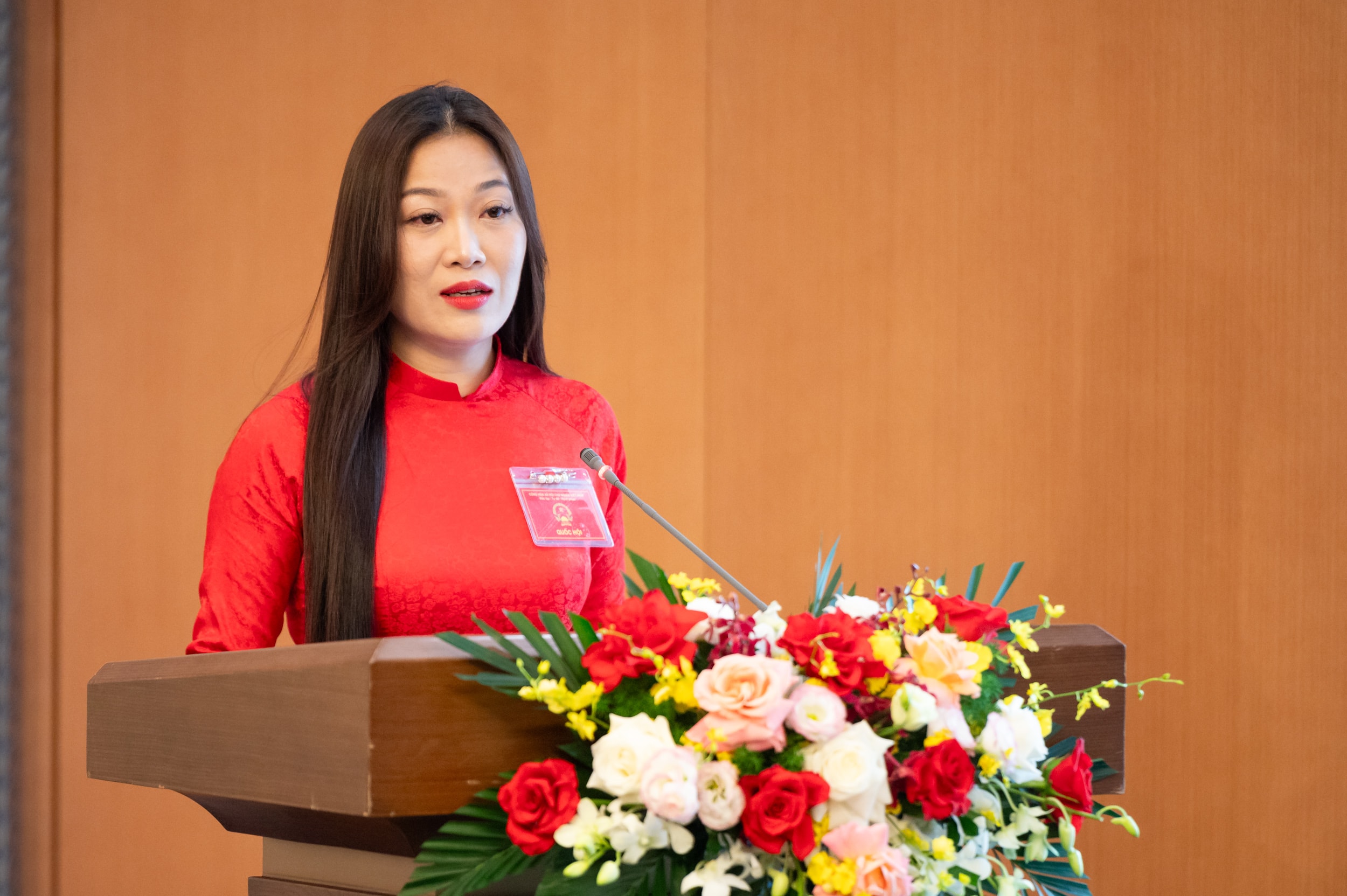 Chuyên viên chính Nguyễn Thị Hải Yến Thông qua chương trình và quy chế Đại hội. Ảnh: Phạm Thắng