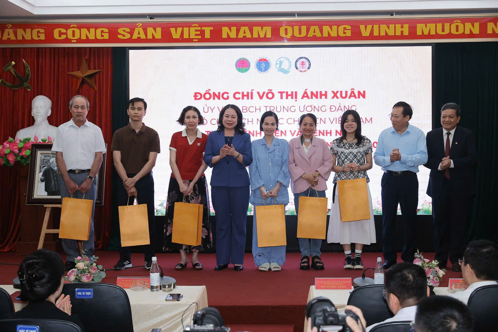 Phó Chủ tịch nước Võ Thị Ánh Xuân tặng quà 6 bệnh nhân được ghép phổi thành công tại Bệnh viện Phổi Trung ương