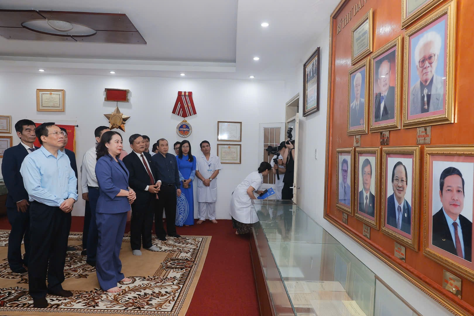Phó Chủ tịch nước Võ Thị Ánh Xuân thăm phòng truyền thống của Bệnh viện Phổi Trung ương