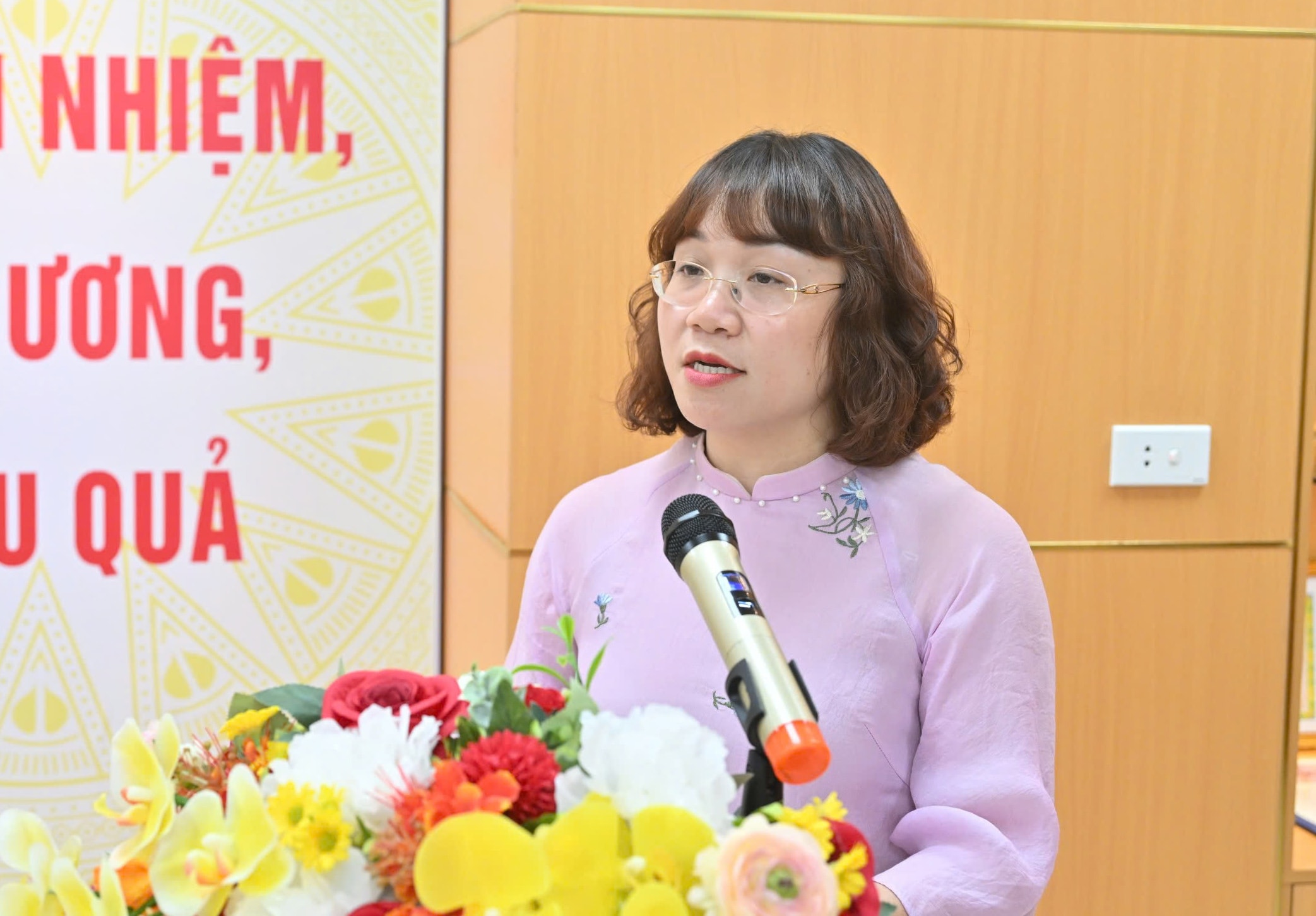 Phó Bí thư Chi bộ Giám sát nhiệm kỳ 2022 – 2025 Vũ Châu Hạnh trình bày dự thảo báo cáo