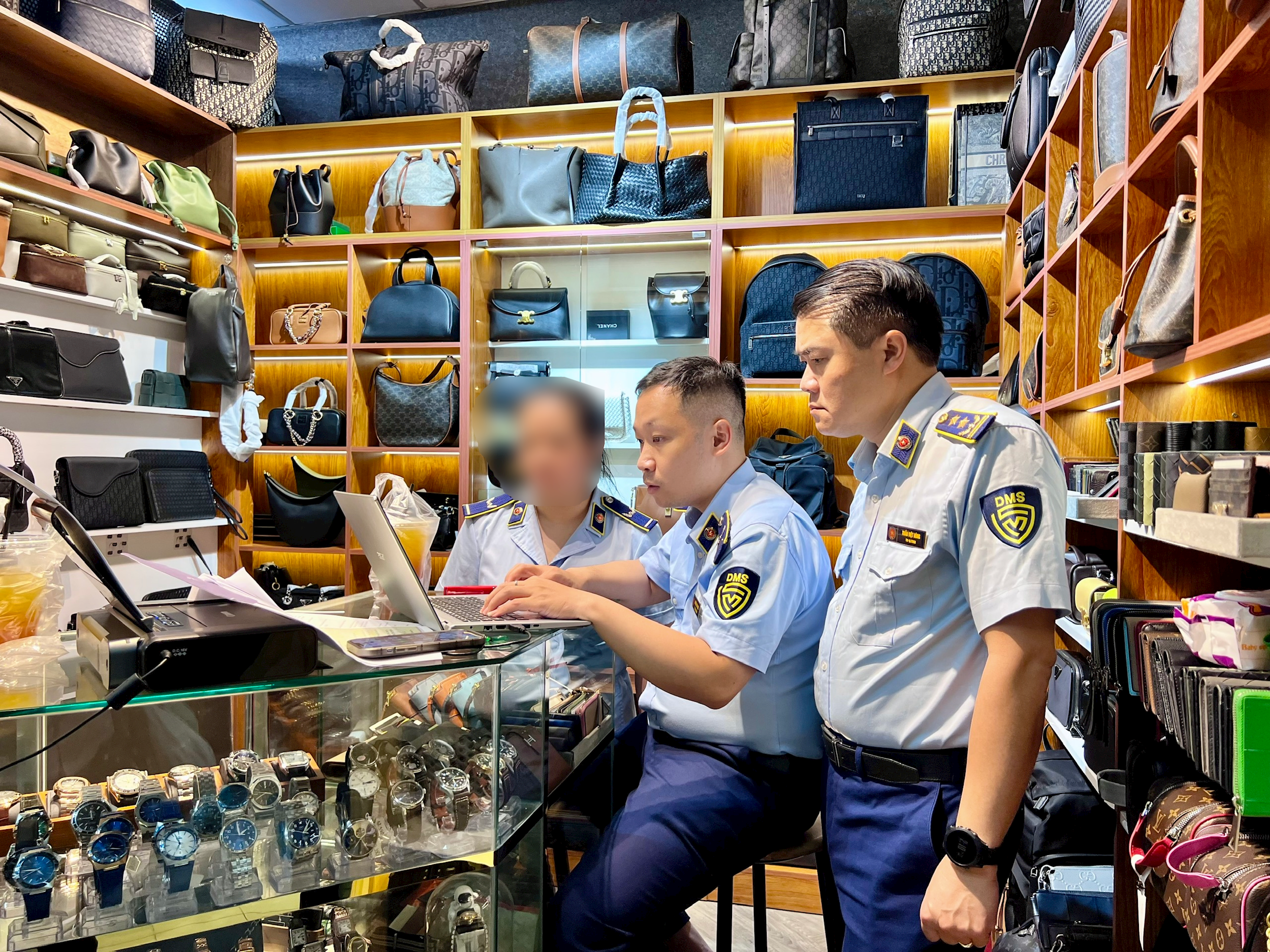 Lực lượng chức năng tiến hành kiểm tra tại các điểm kinh doanh trong Trung tâm Thương mại Saigon Square. Ảnh: Cục QL-PTTTTN