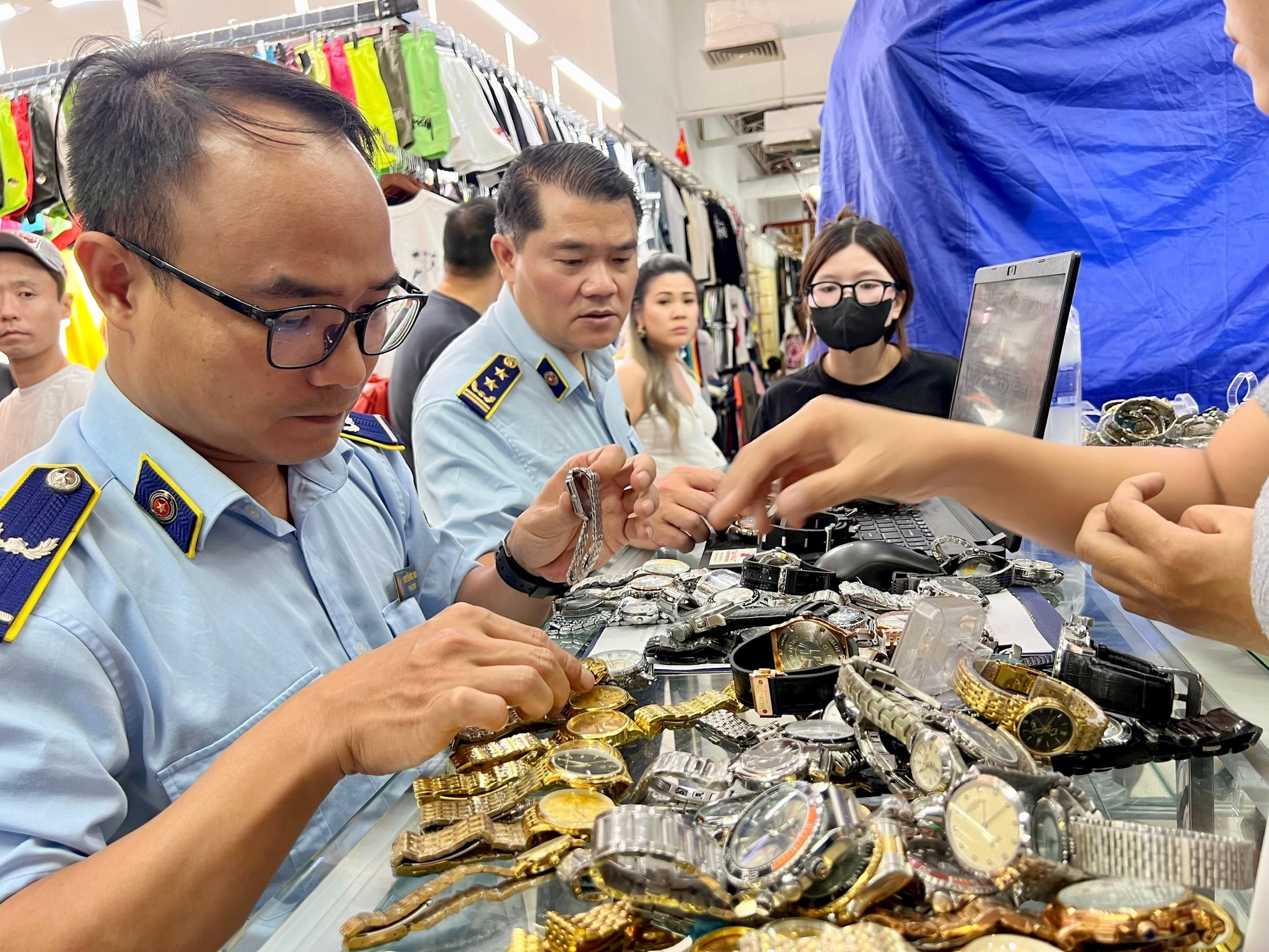 Lực lượng Quản lý thị trường phát hiện nhiều sản phẩm giả mạo các thương hiệu như Rolex, Gucci, Chanel, Louis Vuitton, Hermès... tại Saigon Square.