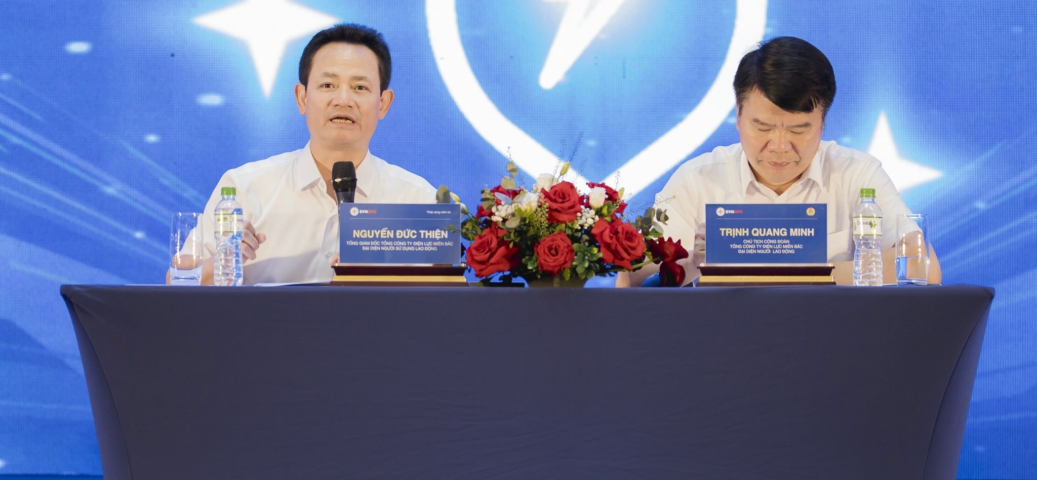 Ảnh 2- Ông Nguyễn Đức Thiện – Tổng Giám đốc và ông Trịnh Quang Minh – Chủ tịch Công đoàn EVNNPC chủ trì Hội nghị. Ảnh evnnpc