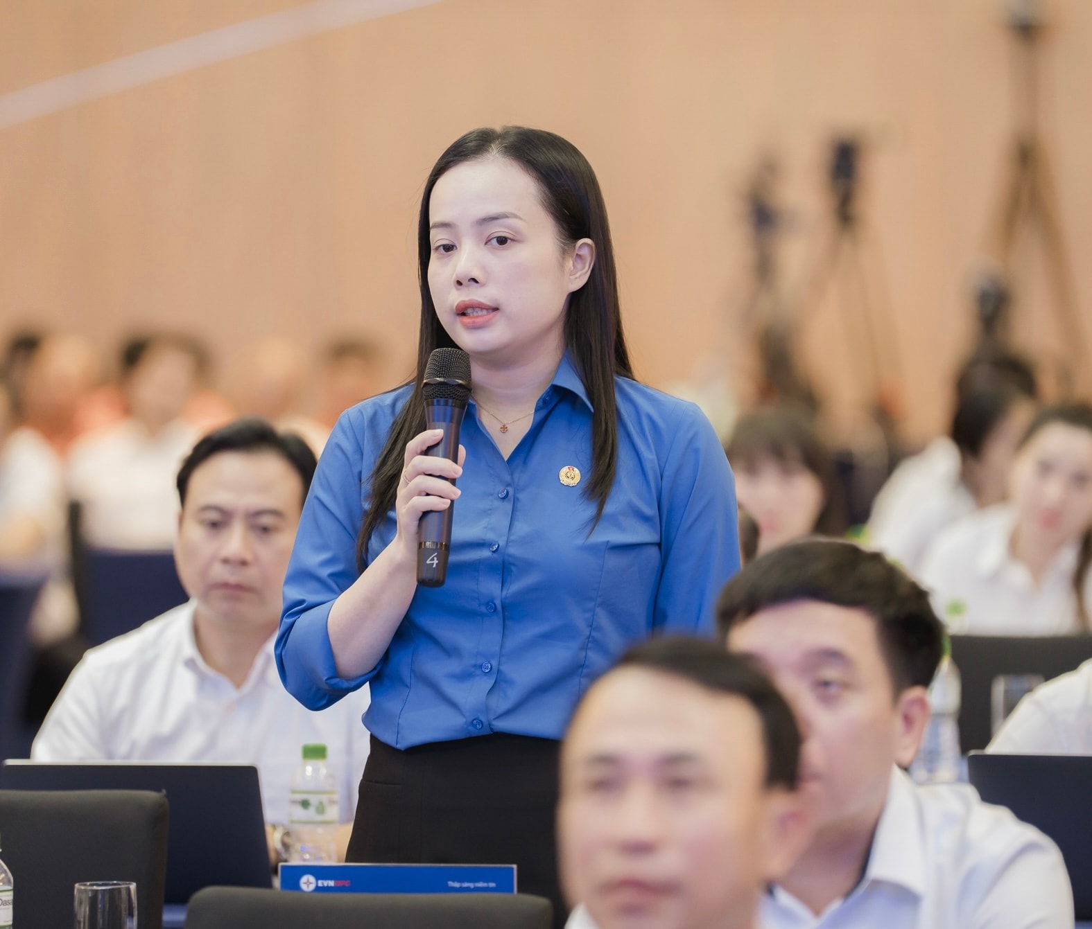 Ảnh 3- Bà Trịnh Thị Kim Ngân – Trưởng Ban Nữ công Công đoàn EVNNPC, Trưởng Ban Truyền thông Tổng công ty nêu những kiến nghị tại Hội nghị. Ảnh evnnpc