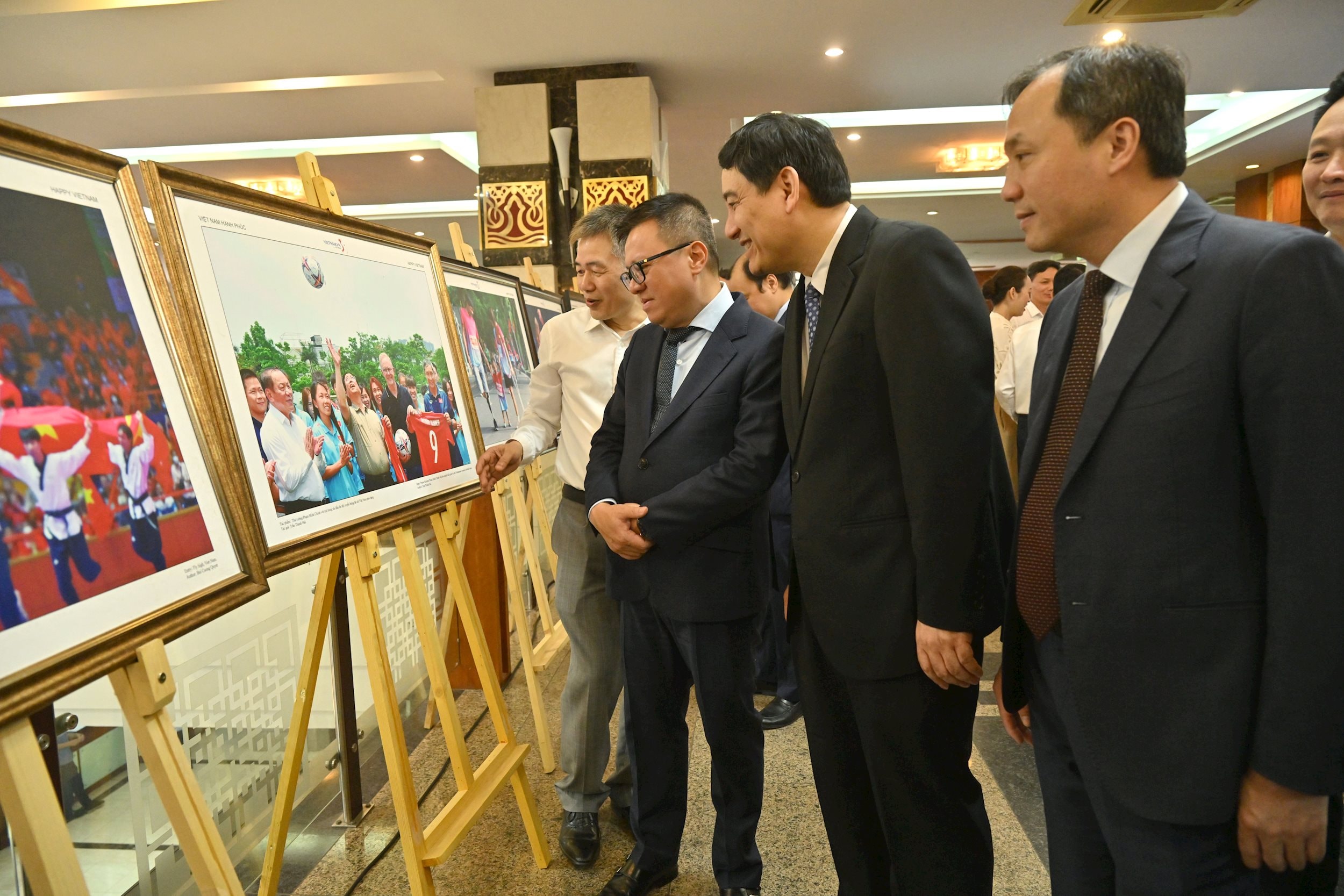 Chủ tịch Hội Nhà báo, Tổng biên tập Báo Nhân dân Lê Quốc Minh, Chủ nhiệm Ủy ban Văn hóa và Xã hội Nguyễn Đắc Vinh và các đại biểu tham triển lãm ảnh videoVQK_4112