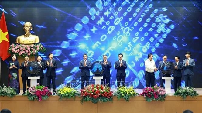 Prime Minister Pham Minh Chinh and delegates launch the national legal portal. (Photo: VNA)